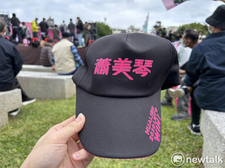 不少支持者戴著蕭美琴過去參選的帽子表達支持。 圖：黃宣尹攝
