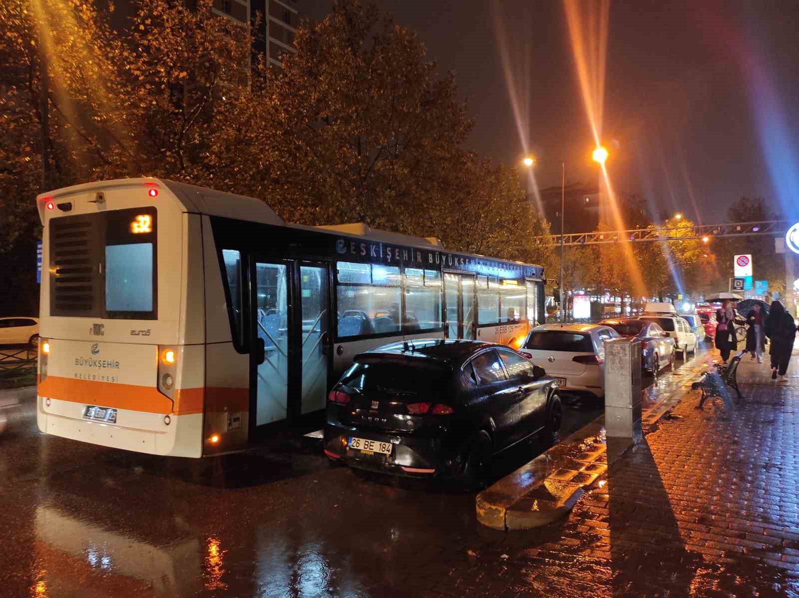bilinçsiz sürücüler otobüs duraklarını işgal ediyor