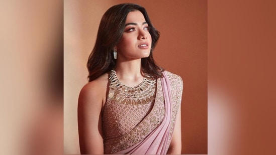 Assisted by make-up artist Tanvi Chemburkar, Rashmika got decked up in pink eyeshadow, mascaraed lashes, blushed cheeks, luminous highlite and a shade of glossy pink lipstick.