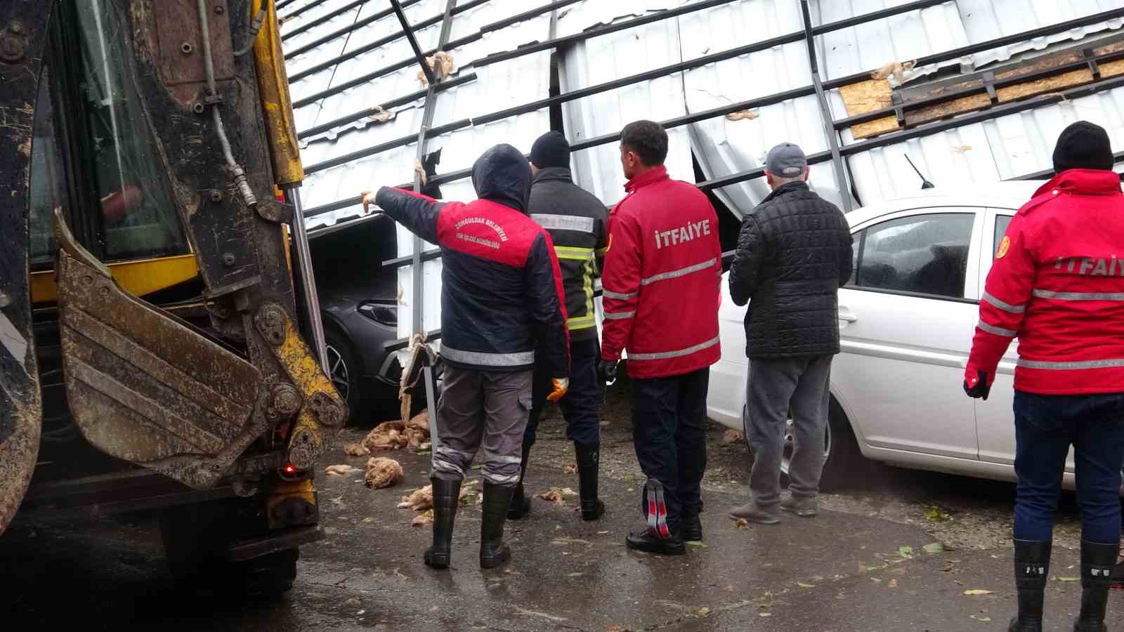 kuvvetli fırtınada çatılar uçtu, araçlar zarar gördü