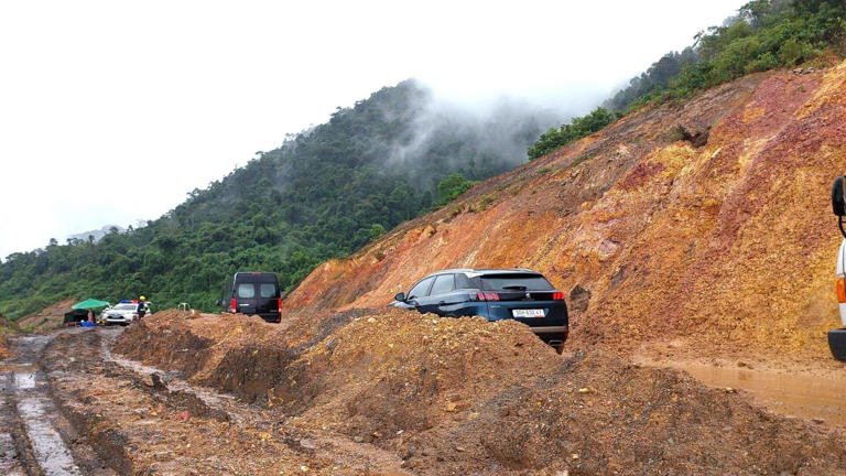 Đất đá ngổn ngang trên cao tốc La Sơn - Túy Loan, xe ì ạch qua điểm sạt lở - 10