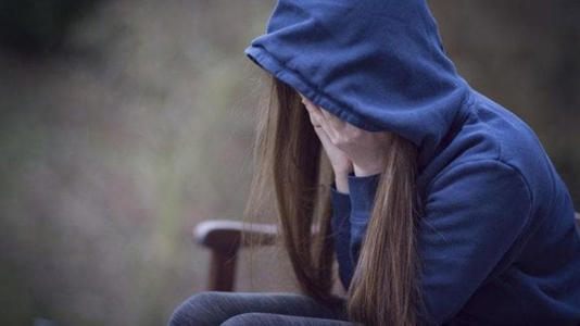 A Bari aumentano depressione e tentativi di suicidio fra i ragazzi. La neuropsichiatra: “Genitori, attenti al silenzio”