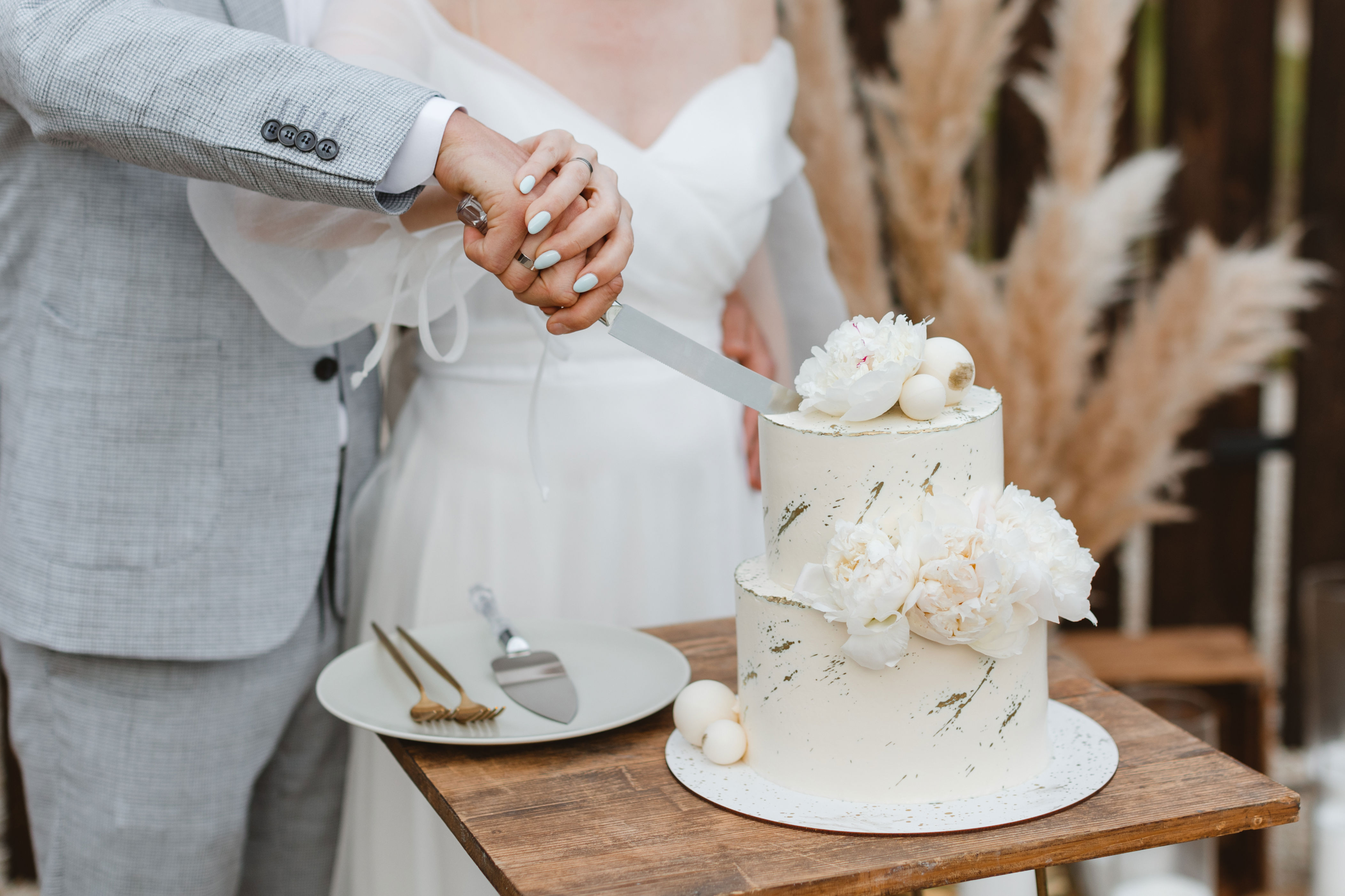 tortába nyomta a menyasszonya fejét az esküvőn: a nő máris válni akar - képtelen igaz történet terjed a neten