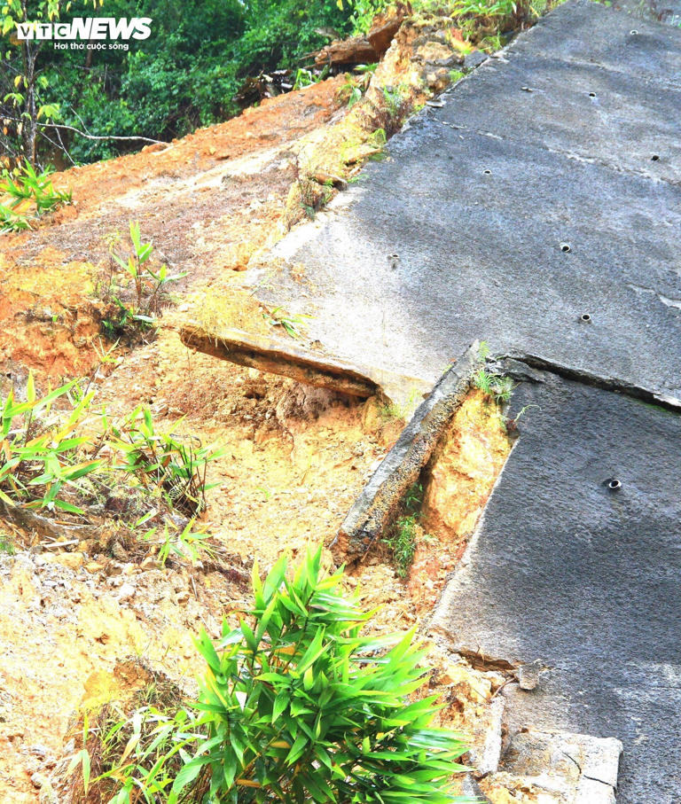Đất đá ngổn ngang trên cao tốc La Sơn - Túy Loan, xe ì ạch qua điểm sạt lở - 8