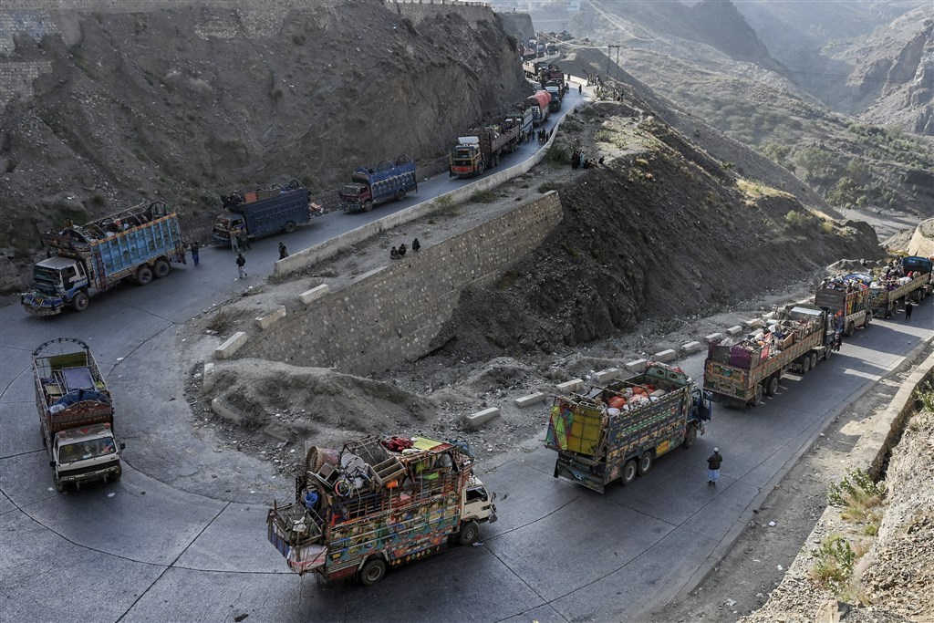opnieuw op de vlucht: afghanen worden massaal pakistan uitgezet
