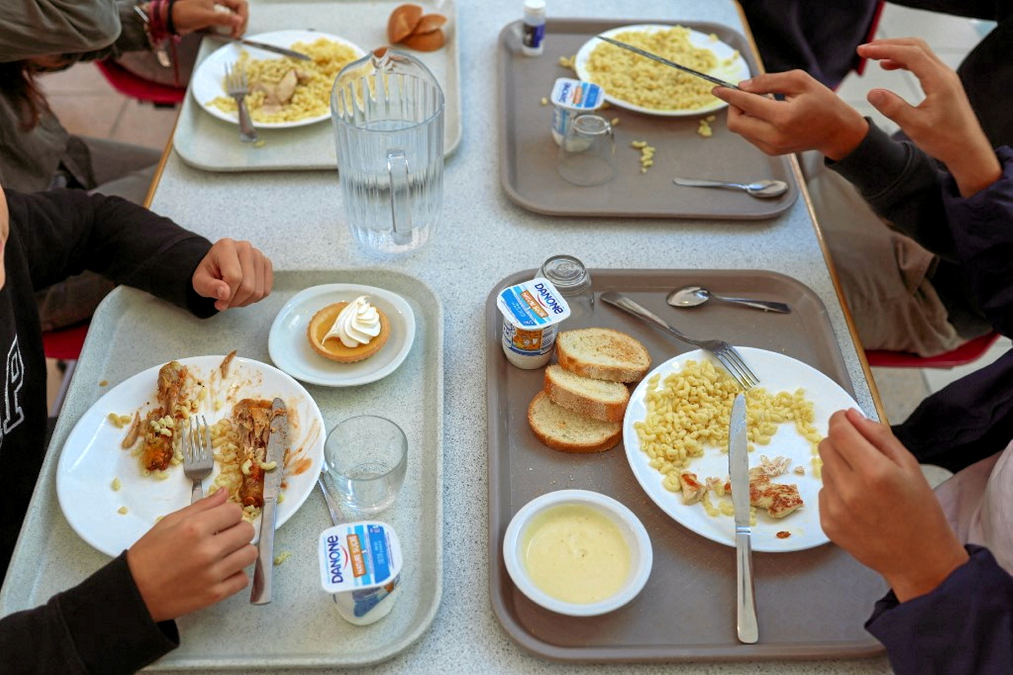 des écoliers découvrent des vers dans leur assiette de quinoa à la cantine