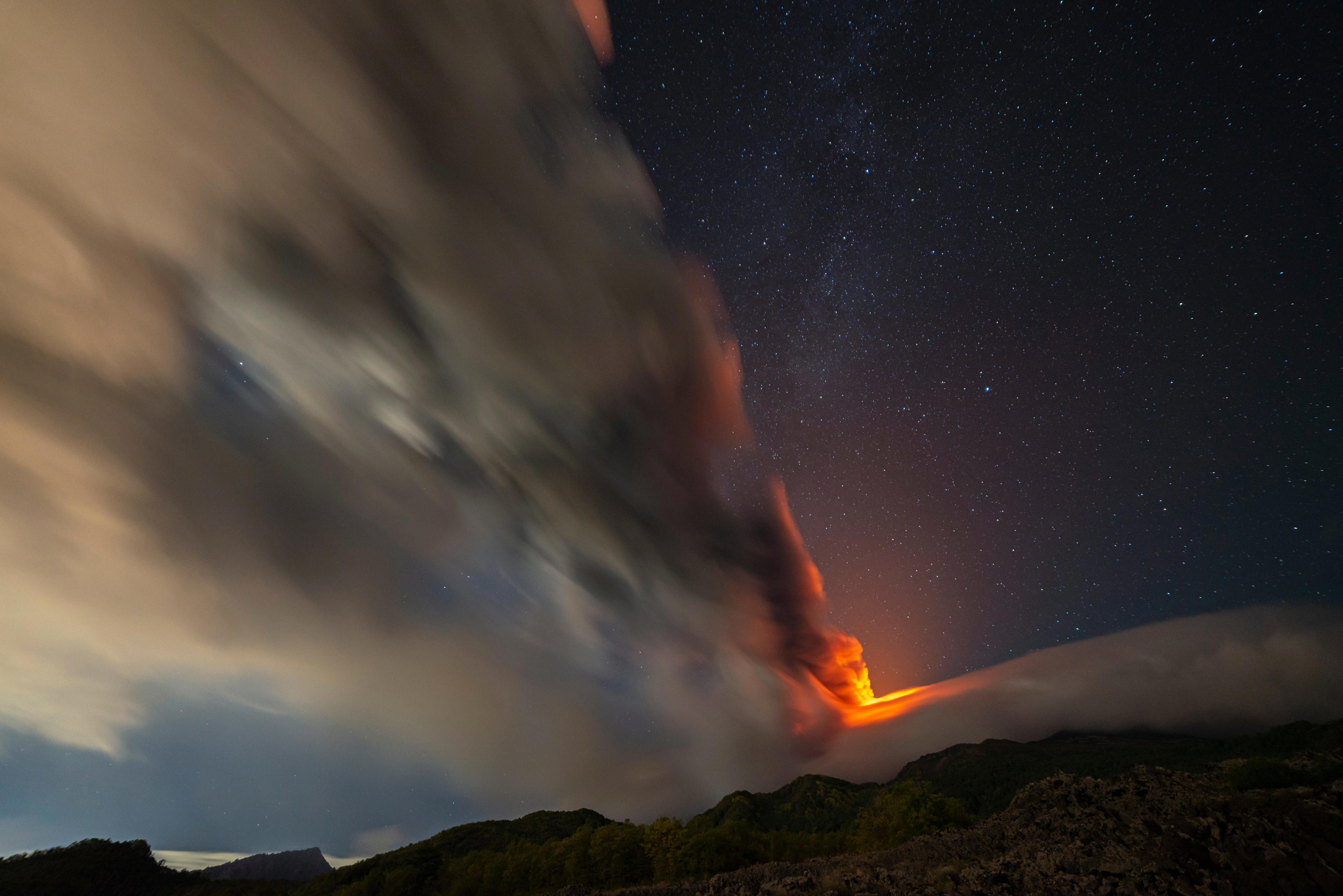 Этна извержение 2023. Извержение Этны в 2015. Вулкан Этна. Mount Etna.