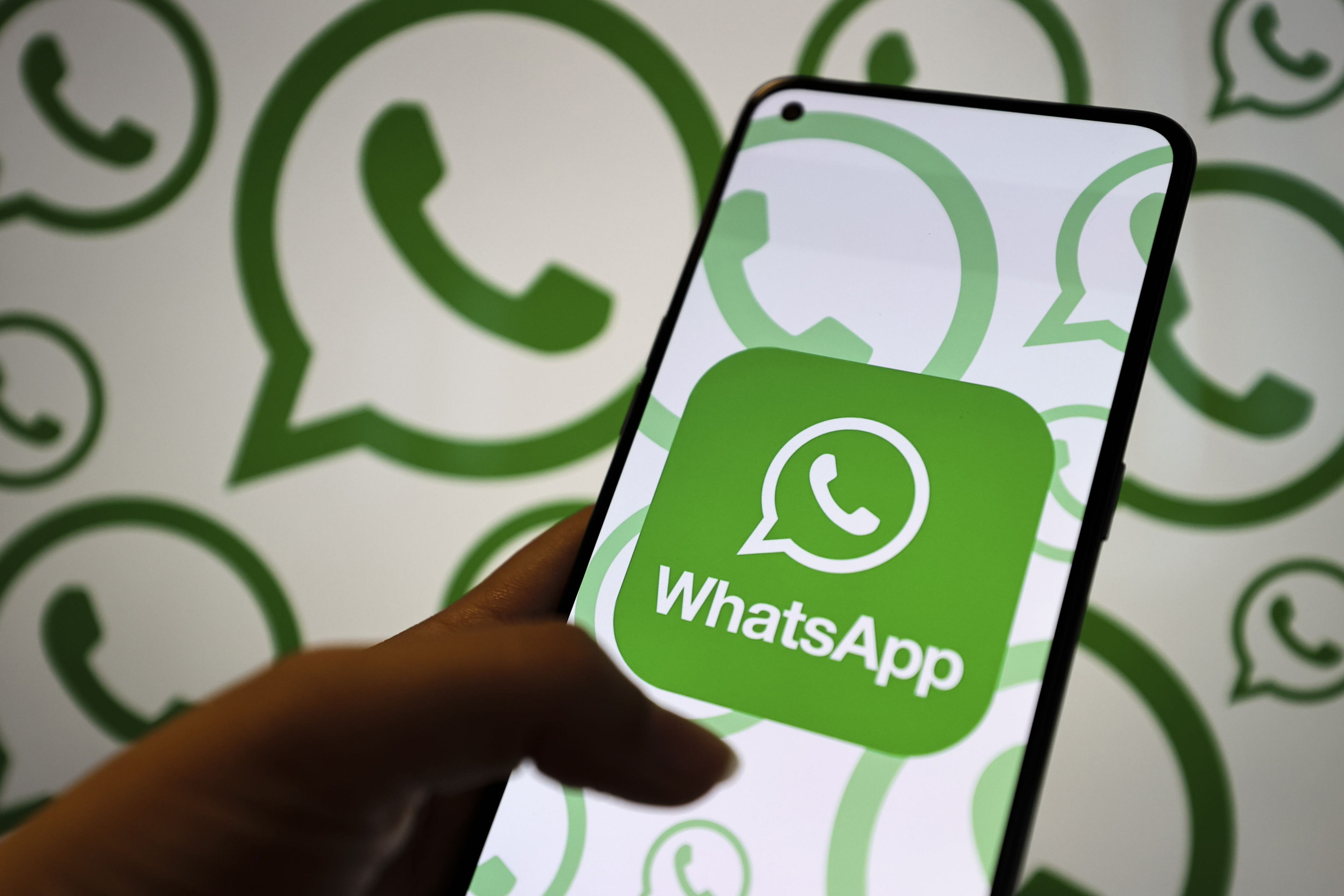 android, whatsapp alista una nueva forma para compartir fotos y videos en los chats; así funcionará esta novedad