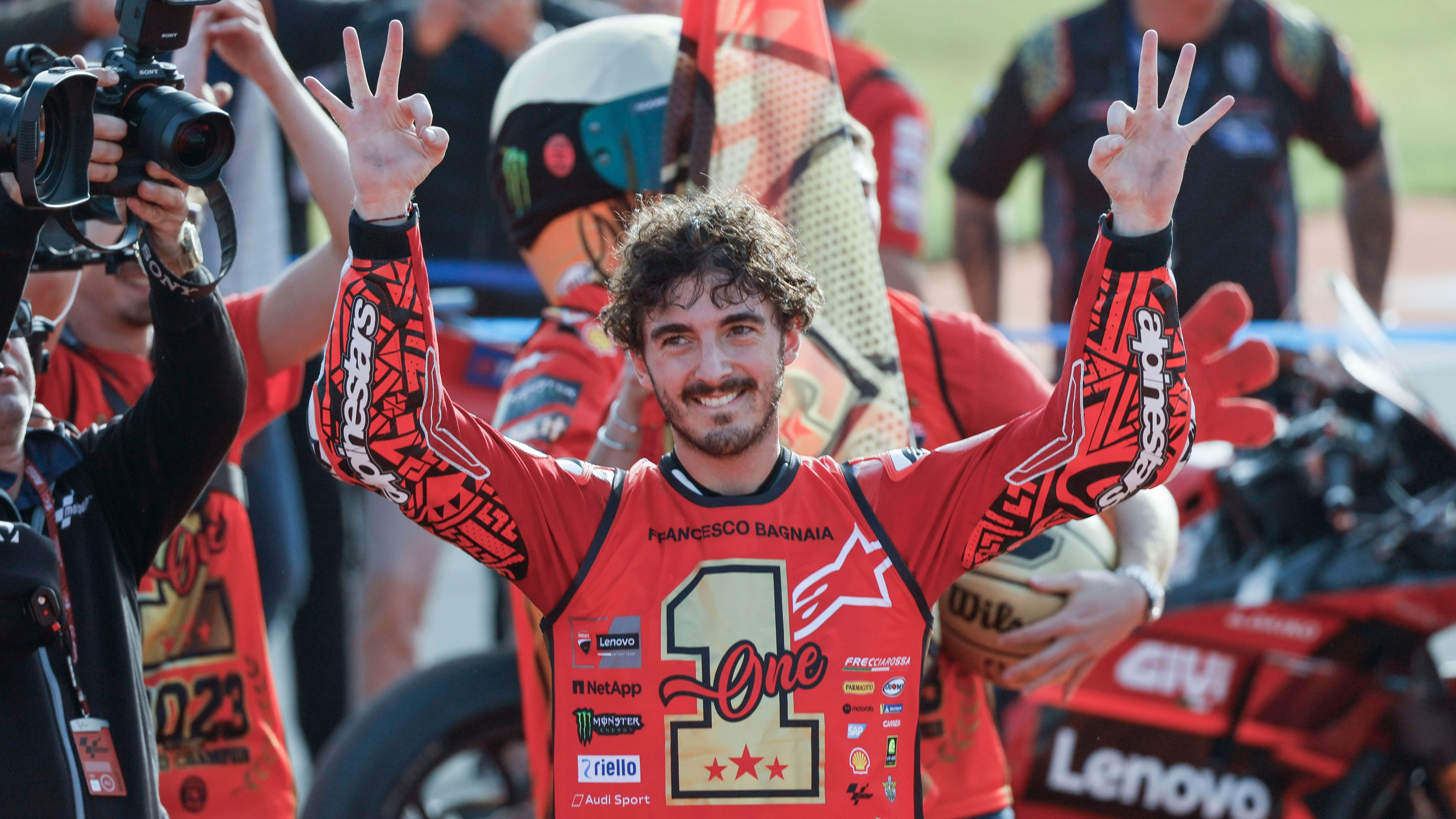 pecco bagnaia se proclama campeón del mundo de motogp tras la caída de jorge martín