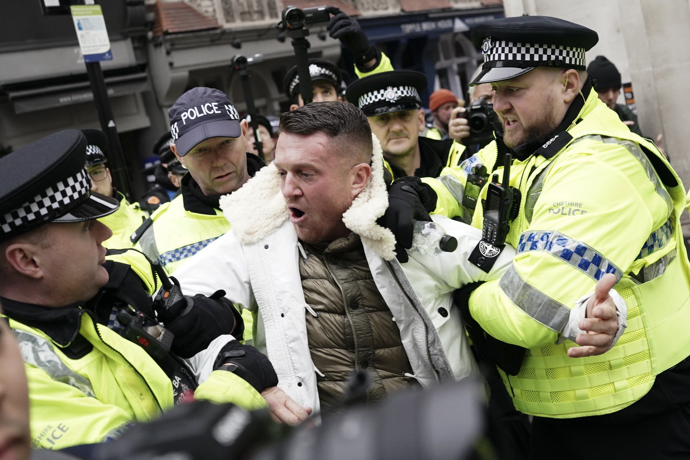 tommy robinson pepper sprayed by police and arrested at antisemitism march