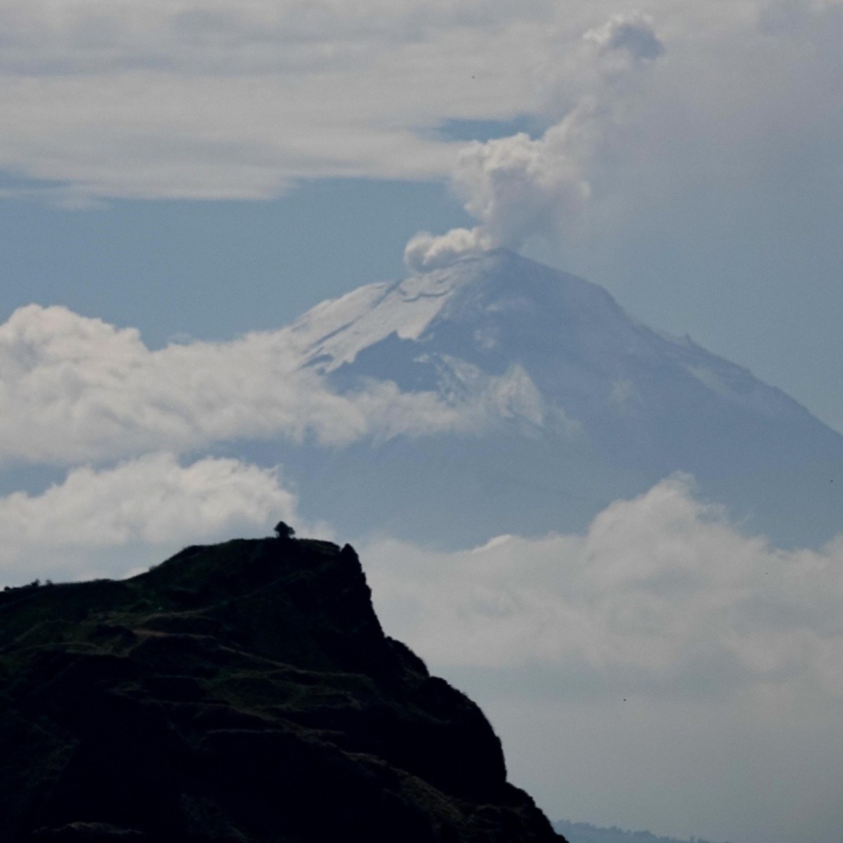 video: el increíble momento en el que la luna se esconde tras el volcán popocatépetl