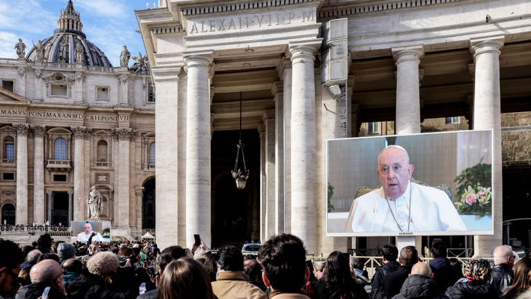 ferenc pápa betegség miatt nem tudta elmondani a vasárnapi imát a szent péter téren