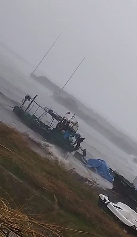 teknede mahsur kalan balıkçıyı oğlu böyle kurtardı