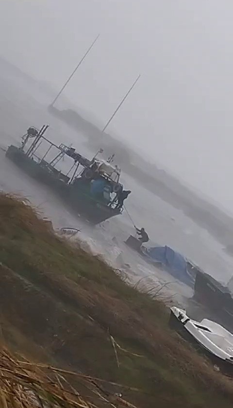 teknede mahsur kalan balıkçıyı oğlu böyle kurtardı