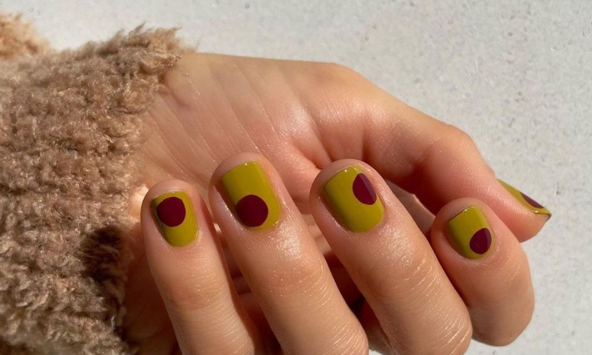 κερασί, μόκα και snake print nails είναι τα hot σχέδια στο manicure της σεζόν