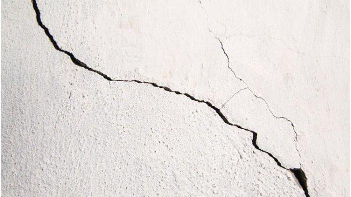 5 tips mengatasi dinding yang rembes saat musim hujan tanpa memanggil tukang