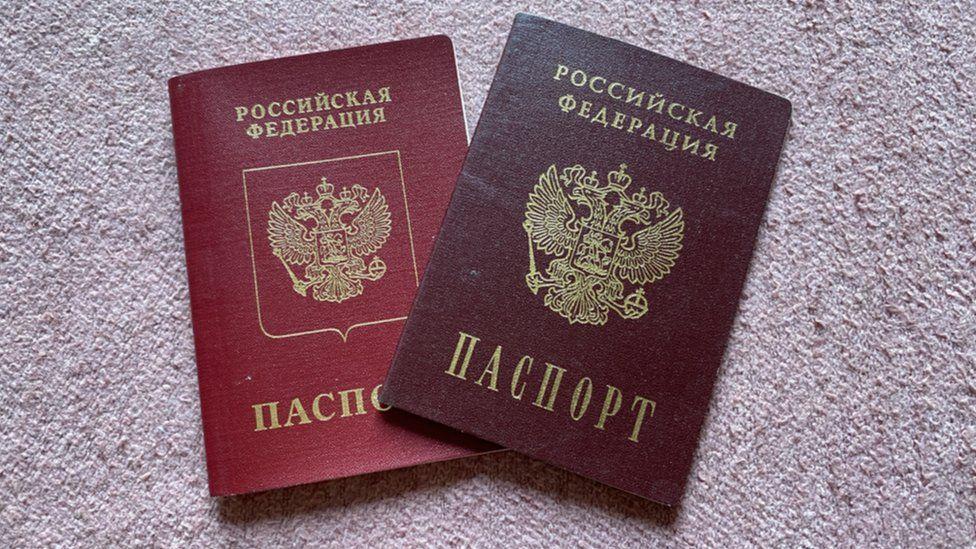 los rusos que sueñan con conseguir un pasaporte ucraniano
