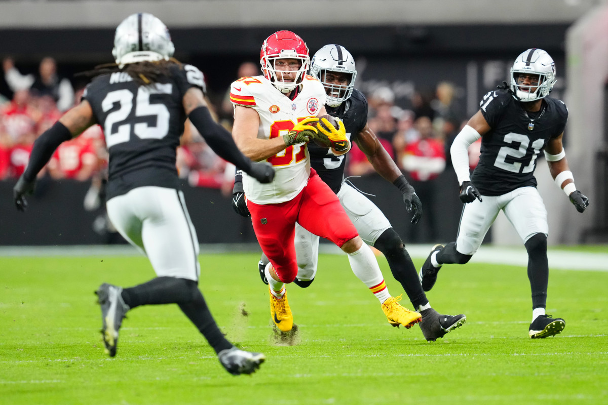travis kelce got into a skirmish during chiefs’ win over raiders, and fans loved it