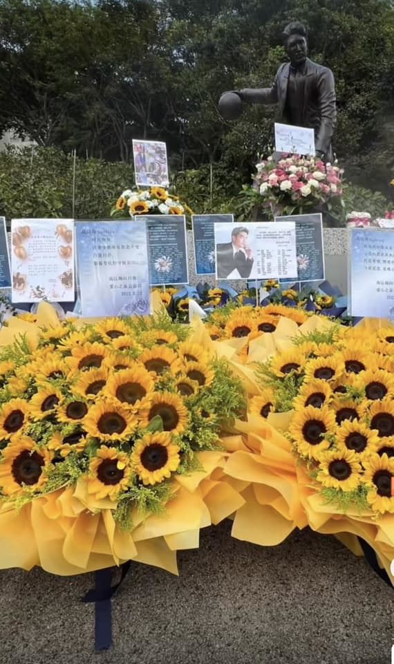 今年9月22日是高以翔39歲冥誕，好友陳建州（左一）、毛加恩（左三）等人也到墓園替好兄弟慶生。（圖／翻攝自高宇橋臉書）