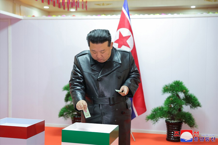 김정은, 석달 만에 경제 행보…기계 공장서 지방선거 투표