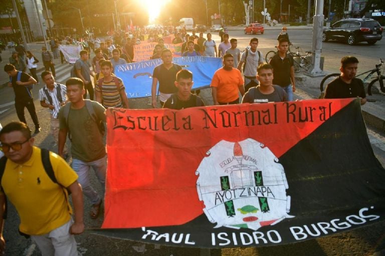 manifestantes en pro de palestina se suman a la marcha por ayotzinapa (fotogalería)