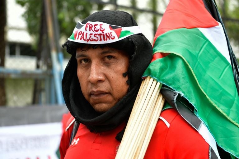 manifestantes en pro de palestina se suman a la marcha por ayotzinapa (fotogalería)