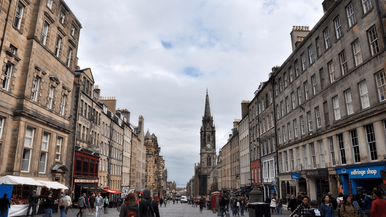 <p><span>Those who visit the United Kingdom are more likely to seek out the busy </span><span>tourist attractions</span><span> in London. For a more relaxed experience, the Scottish capital of Edinburgh receives many votes on the forum. </span></p>