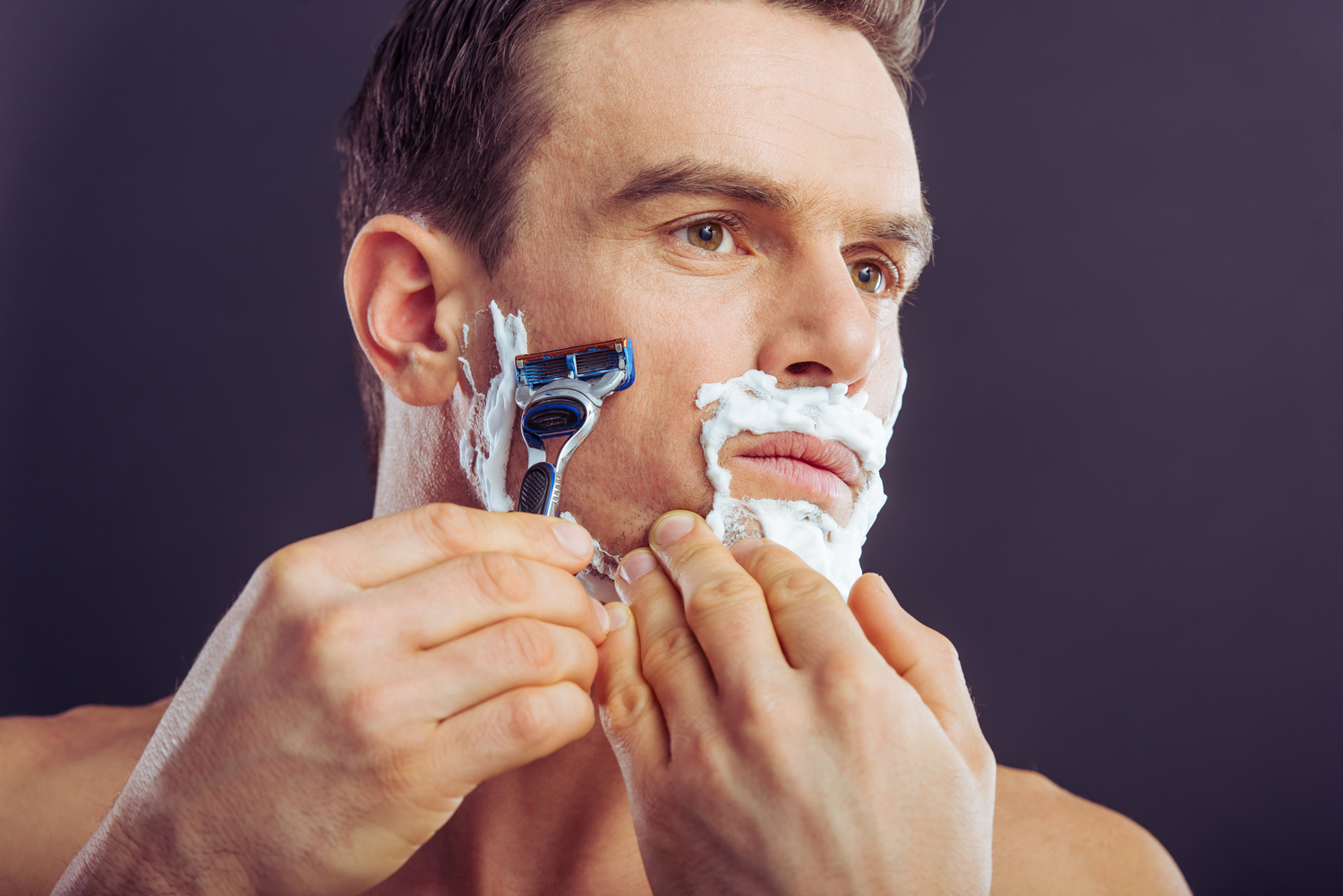 Опасность совмещения бритья. Мужчина бреется. Красивый мужчина бреется. Бритвенный человек. Человек бритва.