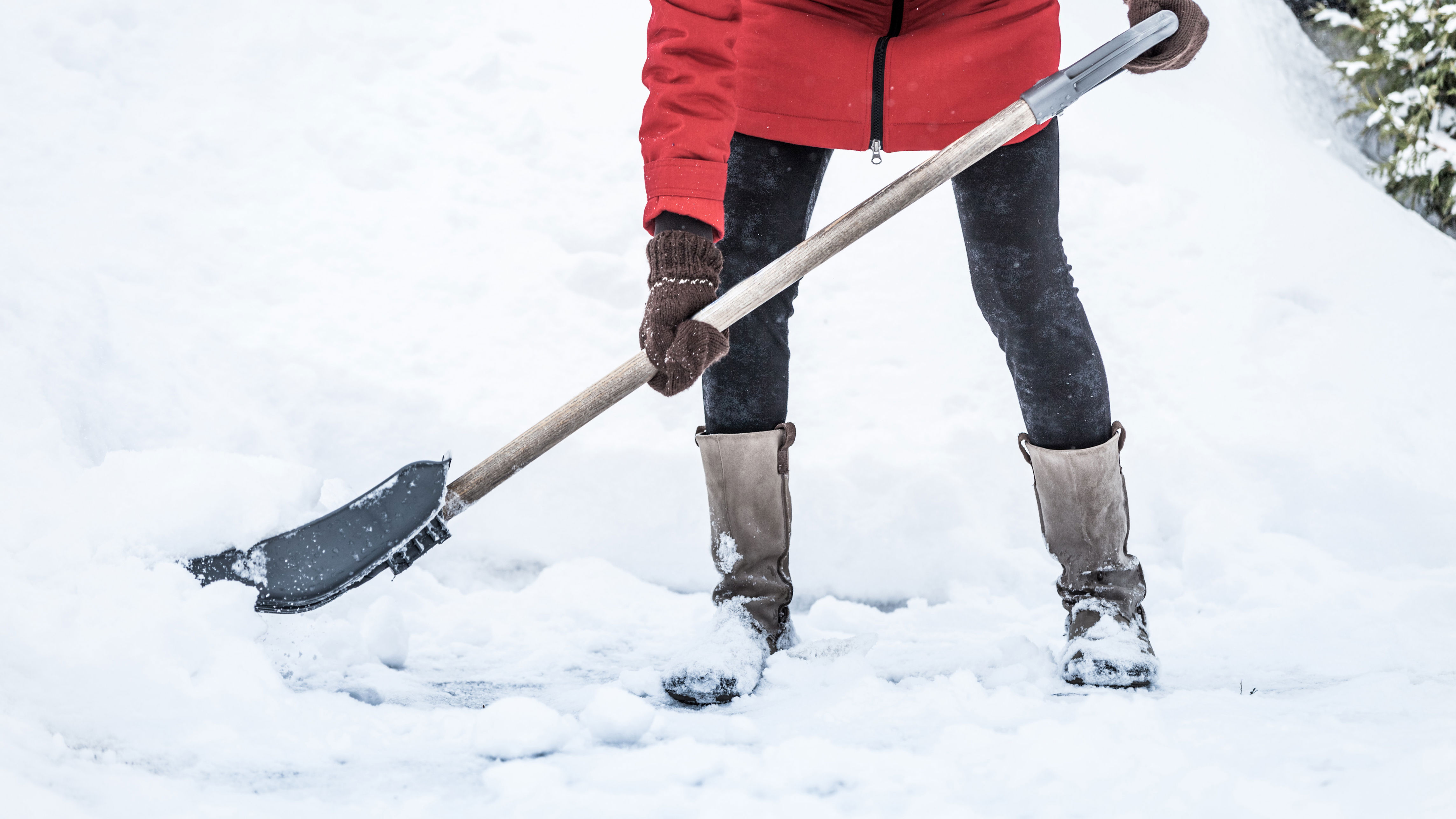Кидает лопатой. Лопата для уборки снега. Женщина с лопатой. Человек с лопатой. Человек с лопатой снег.