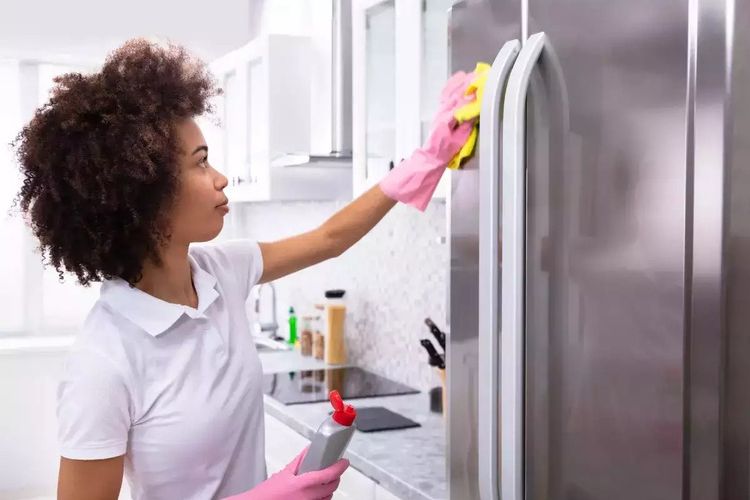 cara membersihkan pintu kulkas yang kotor dan lengket, enggak cukup cuma dilap air, tapi pakai juga 1 bahan di dapur ini