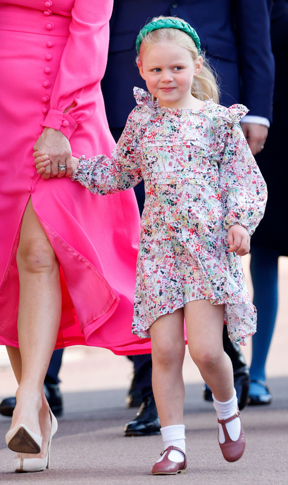 <p>Die 2018 geborene Lena Elizabeth Tindall folgt ihrer Schwester Mia in der Thronfolge. Prinz Harry ist der Patenonkel von Lena Tindall.</p>