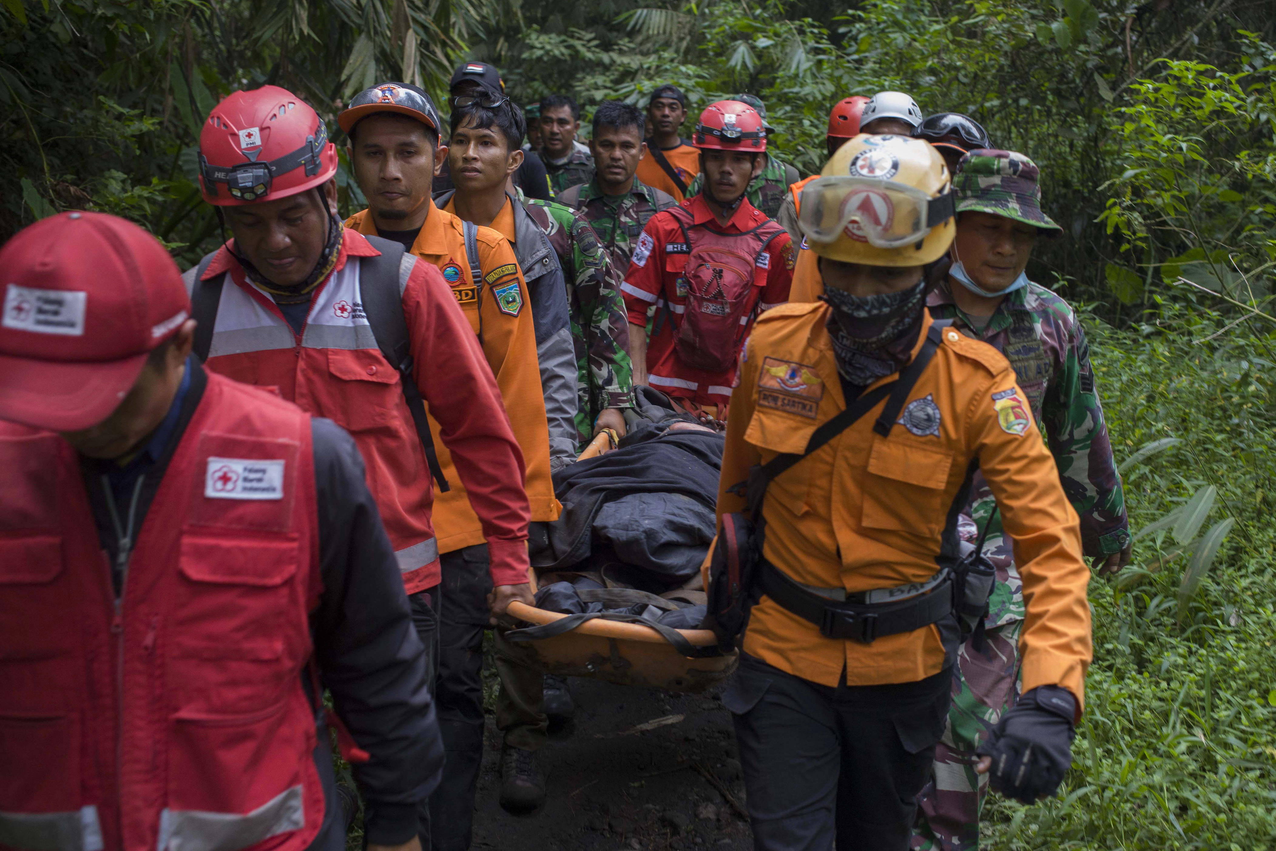 indonésie: course contre la montre pour retrouver des survivants après l'éruption volcanique