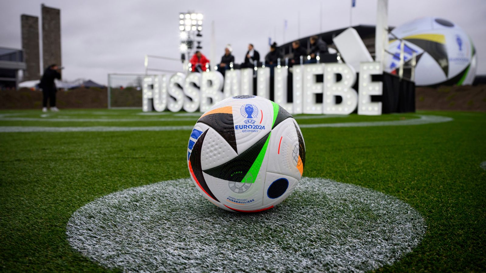 Adidas Euro Ball 2024. Адидас евро 2024 мяч. Мяч ЛЧ 2024. Мяч adidas Euro 24 fussballliebe League Box.