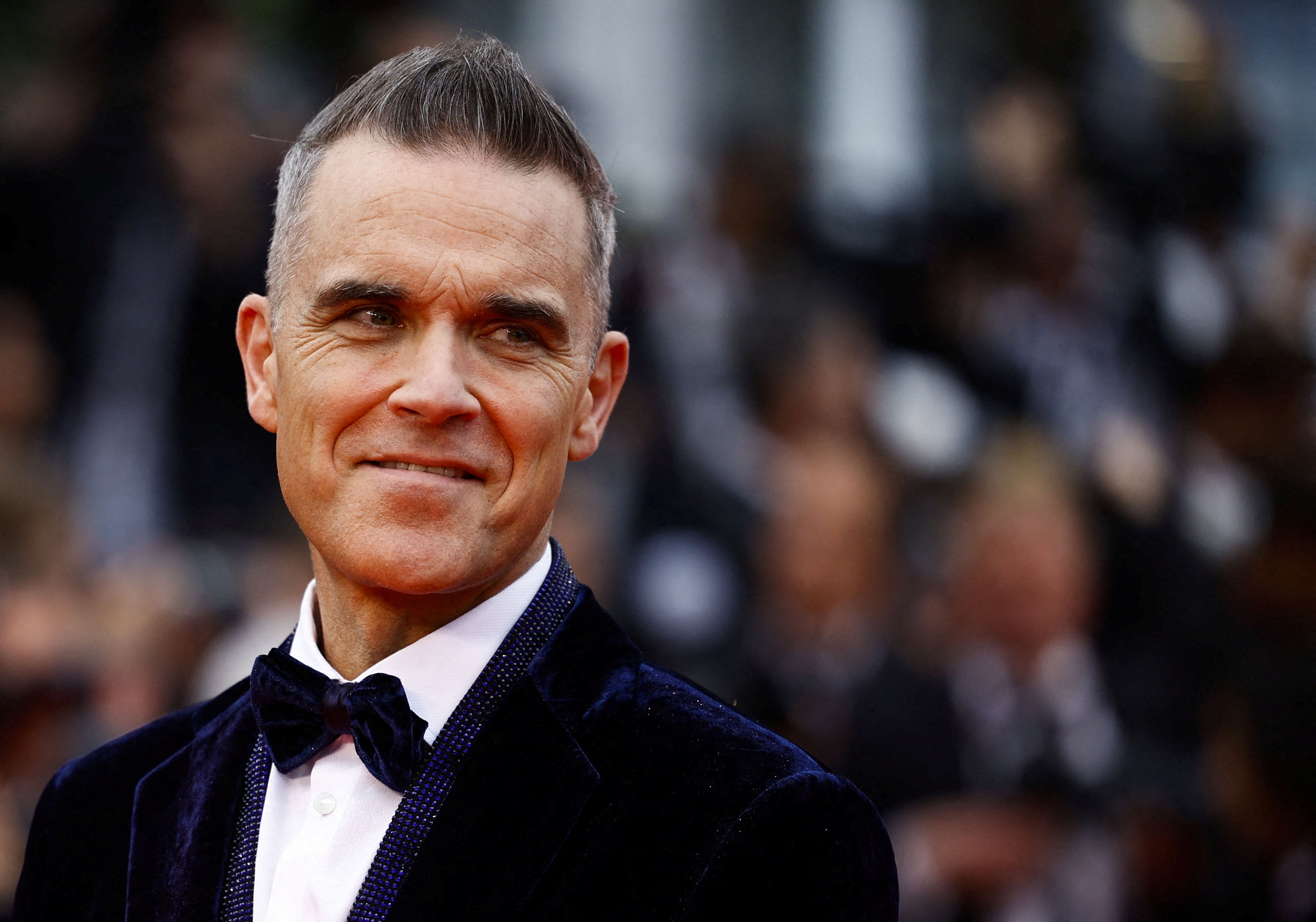 robbie williams recalls the shoplifting joke that almost got him ‘cancelled’