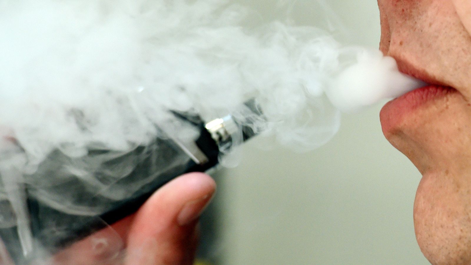 france votes to ban disposable vapes