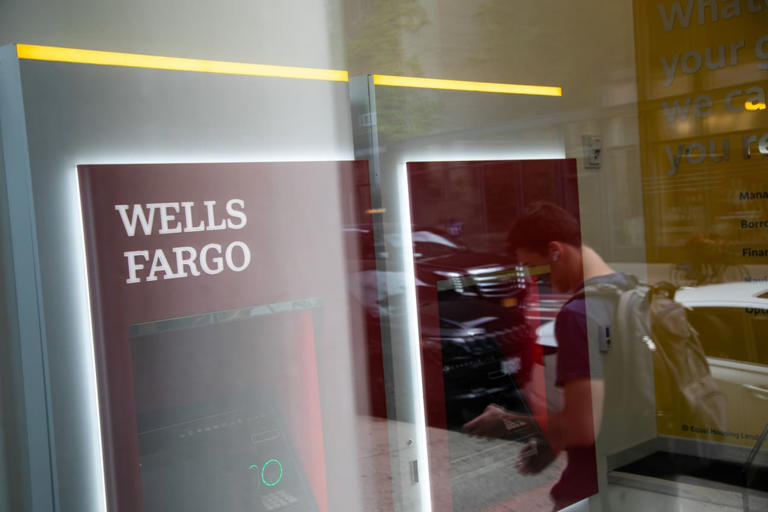 Wells Fargo Warns of Severance Costs Up to 1 Billion as Big Banks Try