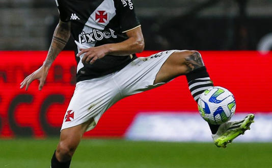 SÃO PAULO, SP (FOLHAPRESS) – 29 DE JULHO: Praxedes do Vasco controla a bola durante a partida entre Corinthians e Vasco pela Série A do Brasileirão 2023, na Arena Neo Química, em 29 de julho de 2023, em São Paulo. (Foto: Ricardo Moreira/Getty Images)