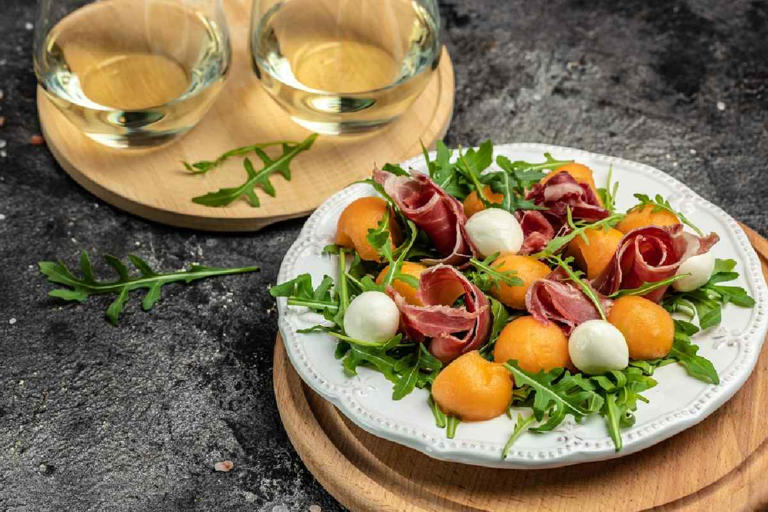 Ensaladas navideñas saladas para acompañar tu cena de Navidad.