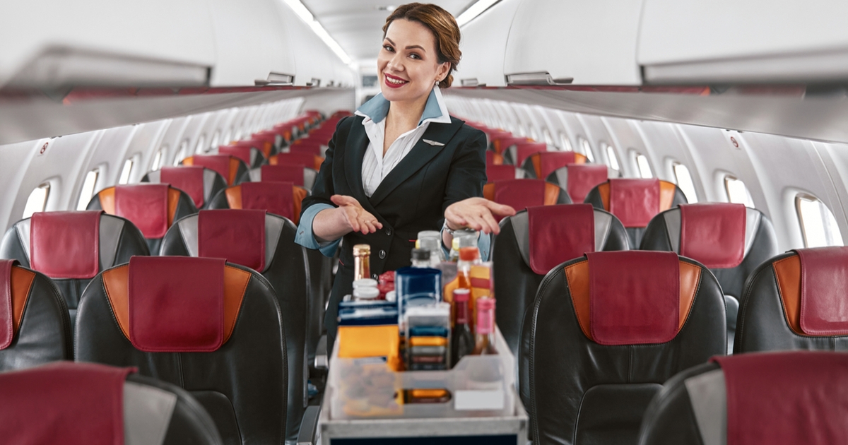 stewardesse med ulækker afsløring om drikkevarer på flyet