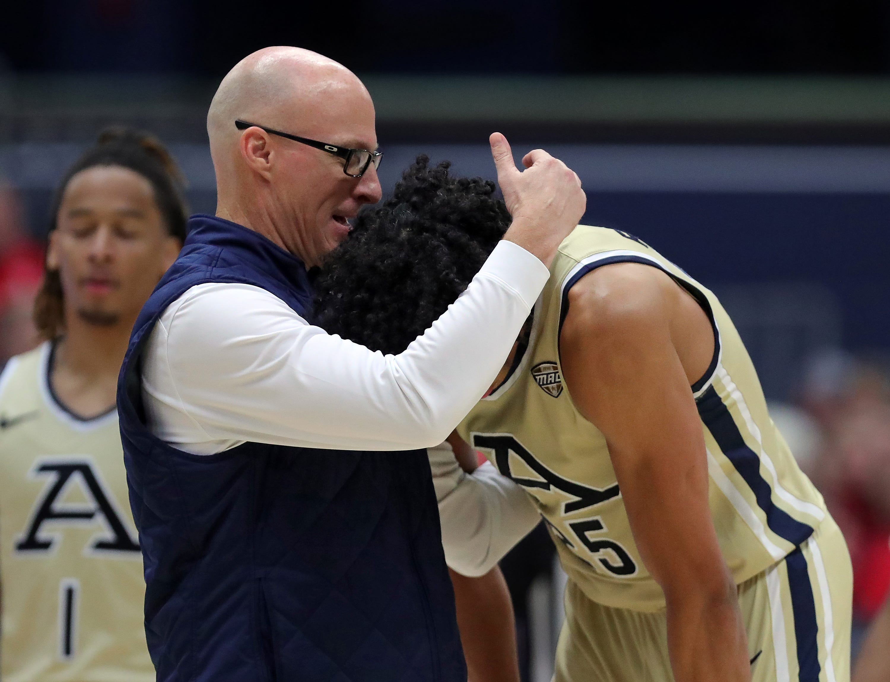 akron-zips-men-s-basketball-hopes-to-benefit-from-physical-loss-as-mac