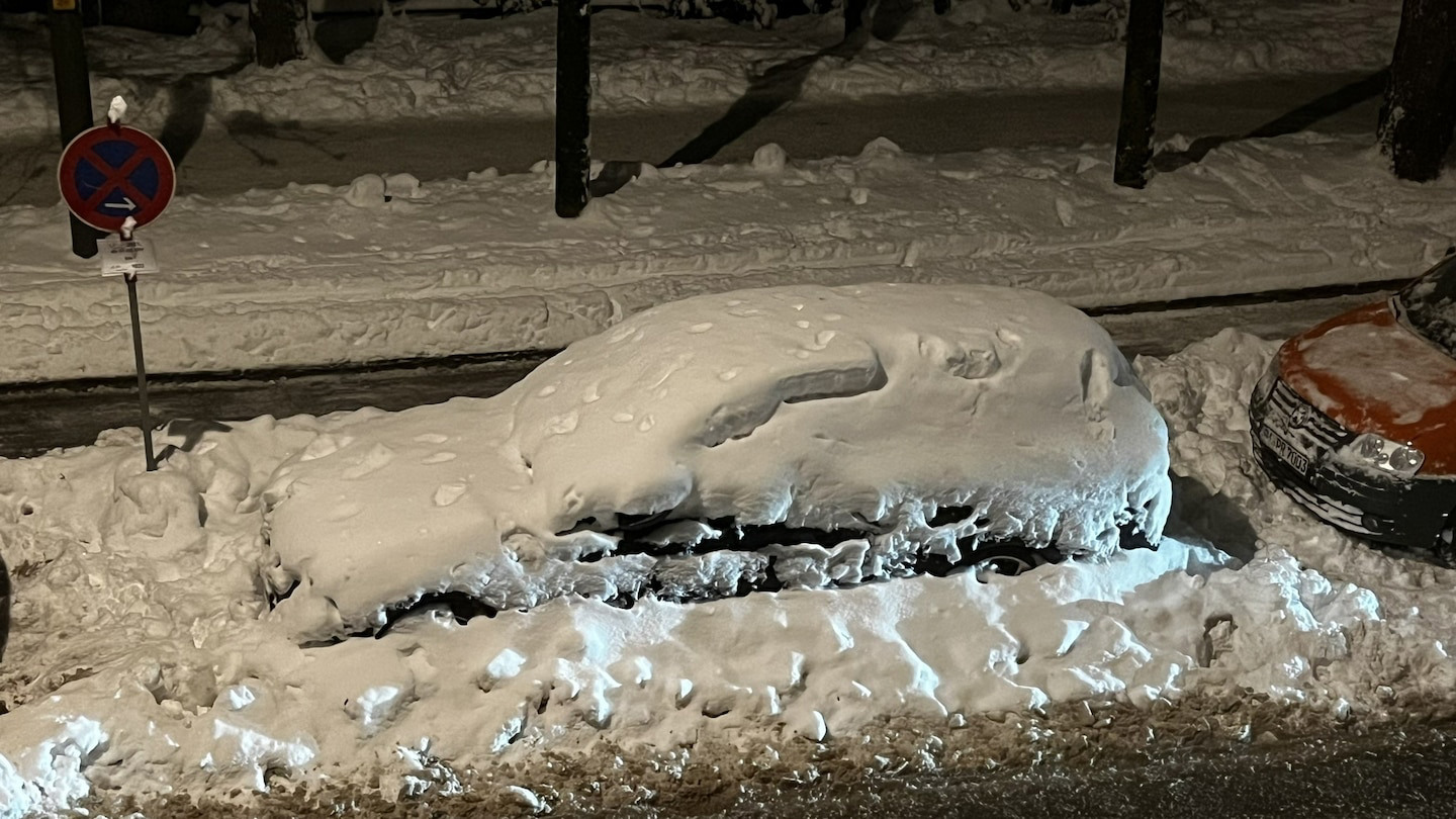 Eis von Autoscheibe kratzen - Wann im Winter hohe Bußgelder drohen