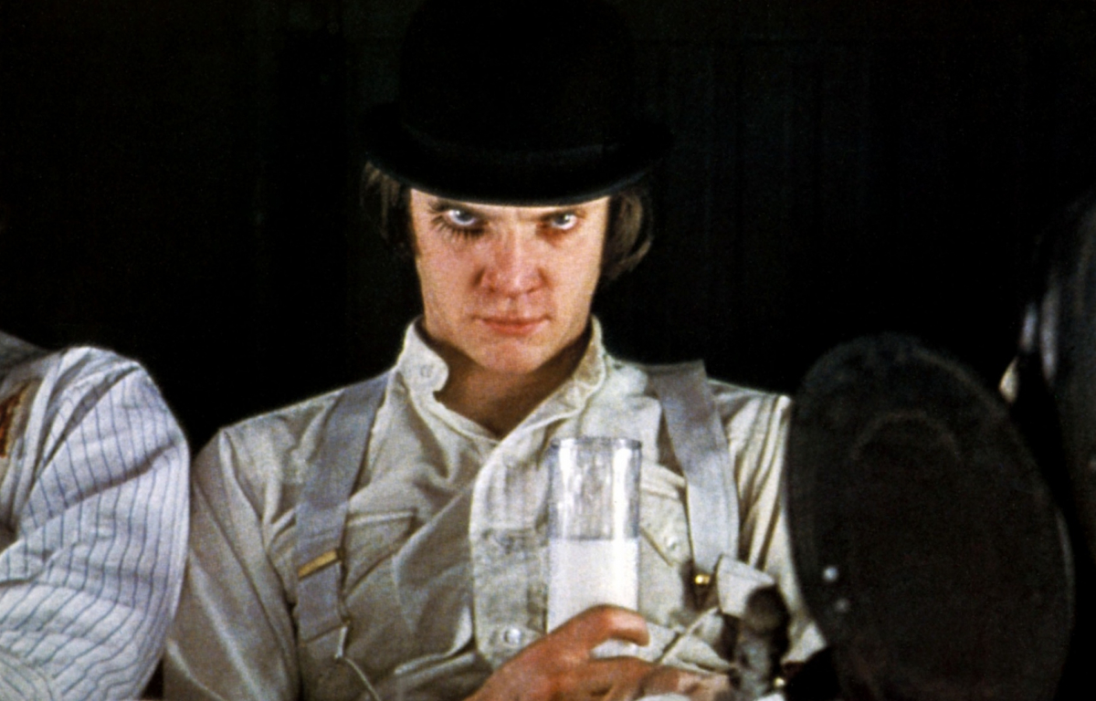 <p>A Clockwork Orange is an undeniable gem in the film industry, directed by Stanley Kubrick. Nominated for four Oscars, it tells the story of one of the most well-known anti-heroes of all time: Alex DeLarge. Malcolm McDowell's performance as Alex is crucial to the perception of this icon.</p> <p>The actor managed to convey his duality, showcasing his charisma and dark side in a striking manner. The story itself follows the sadistic leader of a gang who is incarcerated and volunteers for a reeducation experiment, but things don't go as planned.</p>