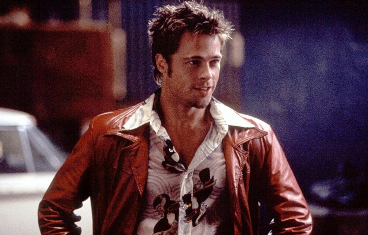 <p>Of course, Tyler Durden, portrayed by Brad Pitt in 1999, should undoubtedly be on the list of the most iconic anti-heroes. The character is recognized for his subversive nature and his role in challenging social conventions. Additionally, in the film adaptation directed by David Fincher, he is the charismatic leader of a secret club where men physically fight to release their frustration and discontent with modern life.</p> <p>Tyler's impact on culture is significant because Fight Club has become a cult film addressing themes such as alienation, toxic masculinity, and criticism of rampant consumerism. The narrative and plot twists have sparked debates and reflections on contemporary society. The duality between the characters played by Edward Norton and Pitt, portraying the same protagonist separately, adds layers to the complexity of the character.</p>