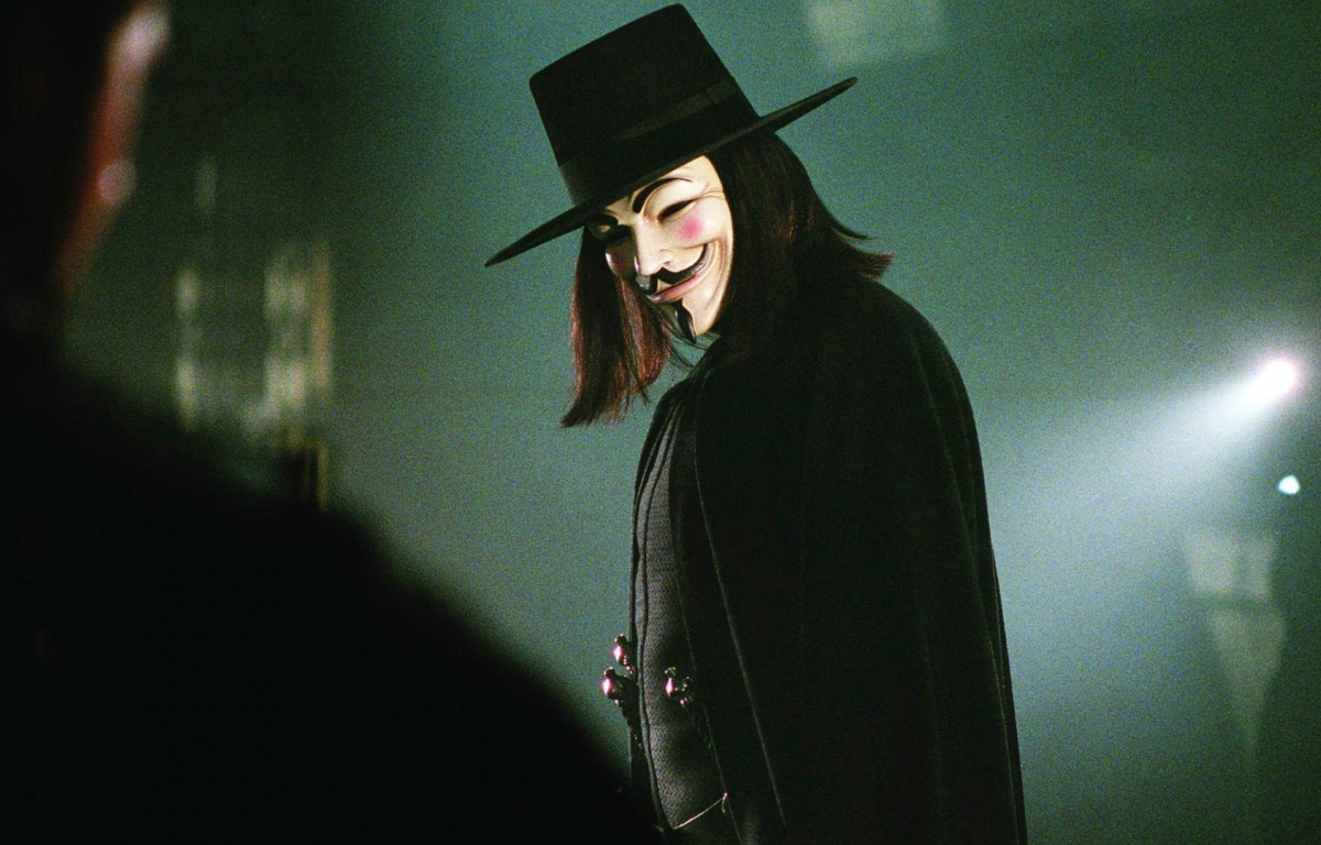 <p>V, the main character of V for Vendetta, is often recognized as an anti-hero due to his ambiguous essence and radical approach to achieving his goals. By employing violent and revolutionary tactics to fight against a totalitarian government, although his objective is noble (freedom and justice), his extreme methods can be considered morally questionable.</p> <p>The character, portrayed by Hugo Weaving in the film, advocates for anarchy and the destruction of the established system, going against the typical image of a hero seeking to restore order and justice. The impact it has had on culture is significant, especially thanks to the graphic novel by Alan Moore and David Lloyd and its 2006 film adaptation. The Guy Fawkes mask, worn by V in the story, has become a symbol of resistance and protest worldwide.</p>