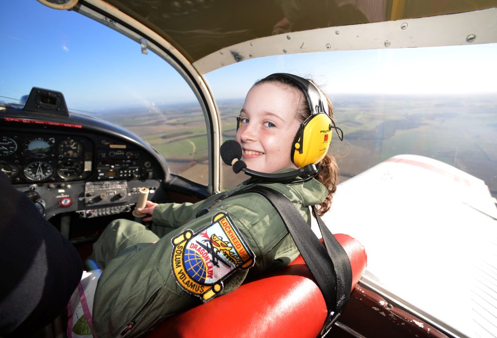 When she fly. Пилотесса як 52. Военный летчик. Женщина пилот. Дети в кабине самолета.