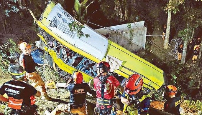 17 dead as bus falls off cliff in antique