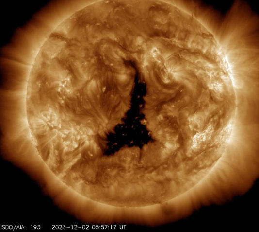 Um enorme buraco escuro se abriu na superfície do Sol e está liberando correntes de radiação mais fortes, conhecidas como ventos solares, atingindo diretamente a Terra Foto: Divulgação SDO/Nasa