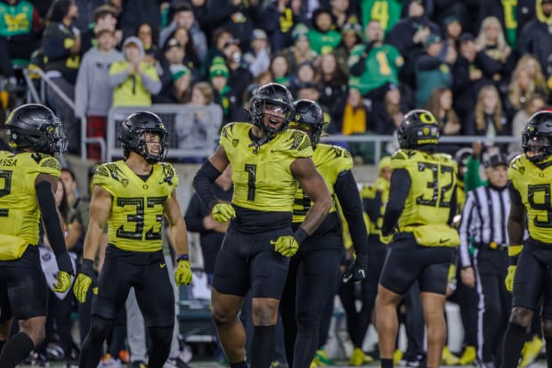 Oregon DE Jordan Burch Returning For Senior Season