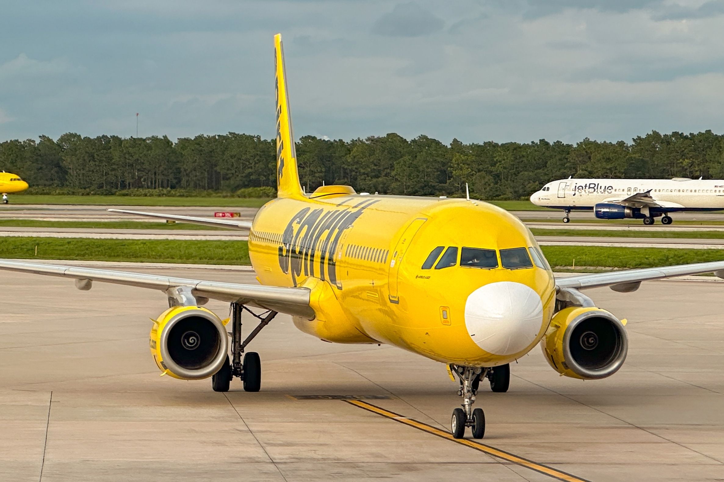 spirit airlines sells 25 aircraft to reduce debt