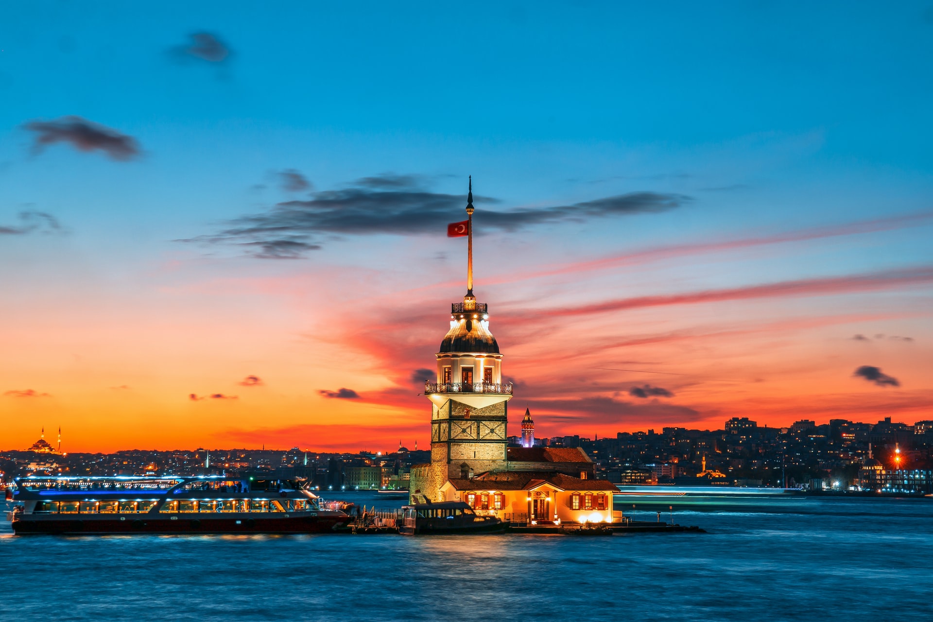 <p>To really discover the city, travelers recommend this three-day private guided tour that will show you the best of Istanbul.</p> <p>Image: Unsplash - Ibrahim Uzun</p>